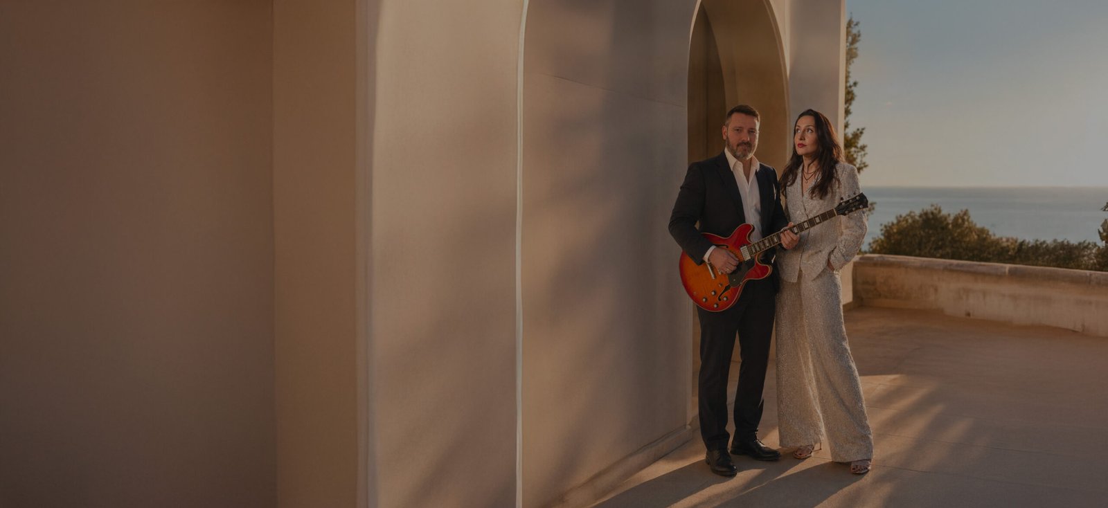 Le duo acoustique voix et guitare Mustang en live sur la Côte d'Azur
